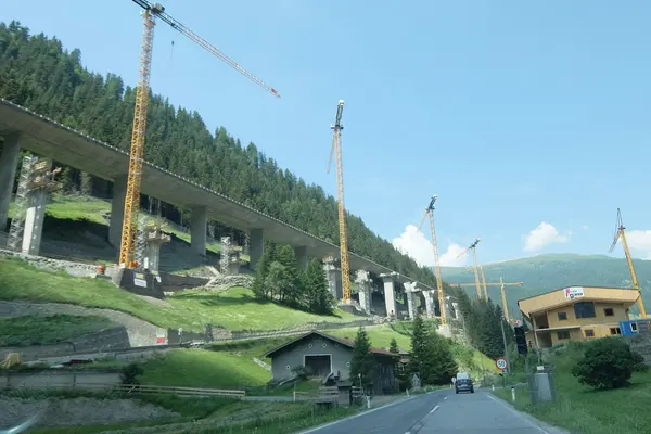 Construction d'un pont routier avec grues (photo d'illustration) — Études d'exécution d'ouvrages d'art courants