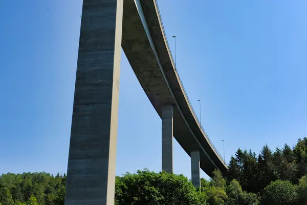 Pont en béton sur hautes piles (photo d'illustration) — Pont du Larivot — études d'exécution du tablier